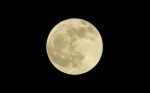 フレームに対して中ぐらいの大きさで撮影した満月の無料写真