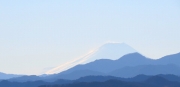 遠くから望遠で写した冬の富士山の無料写真